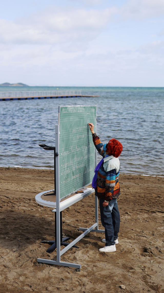 Seorang guru mengajar kepada siswa di sekolah Felix Rodriguez de la Fuente, di pinggir pantai di Playa de los Nietos, Spanyol. Foto: Nacho Doce/REUTERS