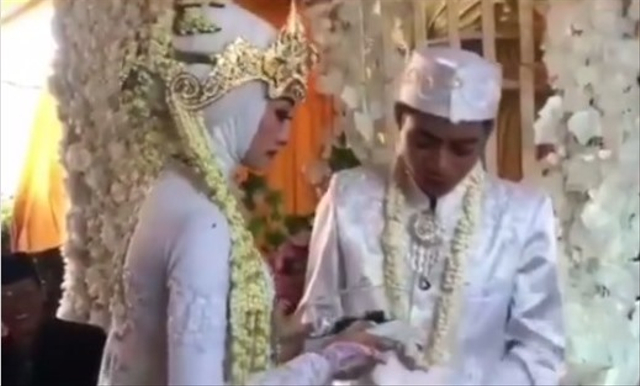Viral aksi lucu pengantin pria malah cium tangan istri saat akad nikah. (Foto: Instagram/@manaberita)