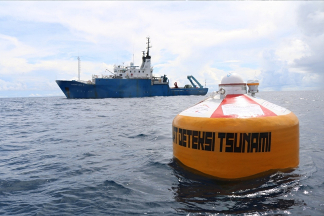 Tsunami Buoy BPPT di PerairaN Selatan Malang setelah dinstalasi Tim Survei Deployment InaTEWS BPPT dengan Kapal Riset Baruna Jaya IV