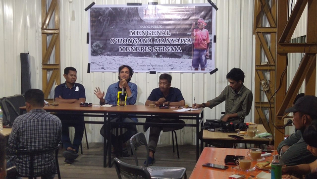 Saat dialog ‘Mengenal O’Hongana Manyawa, Menepis Stigma’ yang digelar di Ternate oleh Aliansi Masyarakat Adat Nusantara (AMAN). Foto: Zulfikar Saman
