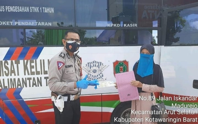 Layanan Samsat Keliling di salah salah satu lokasi, diharapkan memudahkan masyarakat dalam membayar pajak kendarannya. Foto: IST