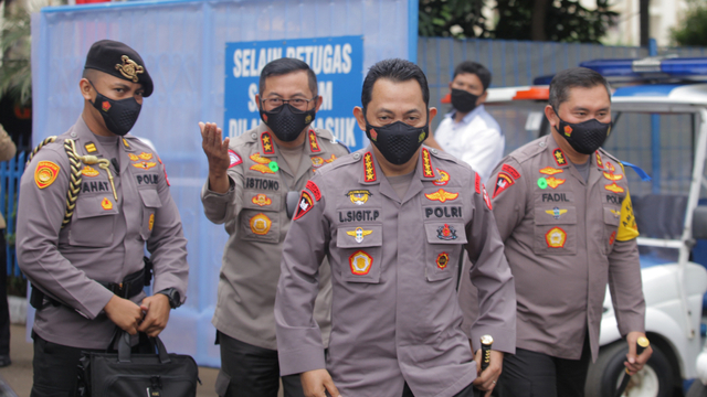 Kapolri Jenderal Pol Listyo Sigit Prabowo (tengah) di lokasi peluncuran aplikasi SIM Nasional Presisi Korlantas Polri (Sinar) di Jakarta, Selasa (13/4). Foto: Reno Esnir/ANTARA FOTO