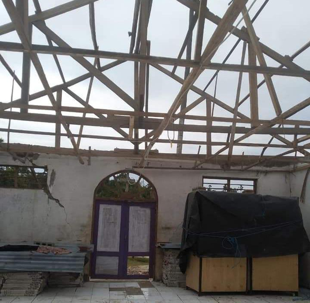 Salah satu rumah ibadah di Sabu Raijua yang rusak akibat dihantam badai siklon tropis seroja. Foto: istimewa.
