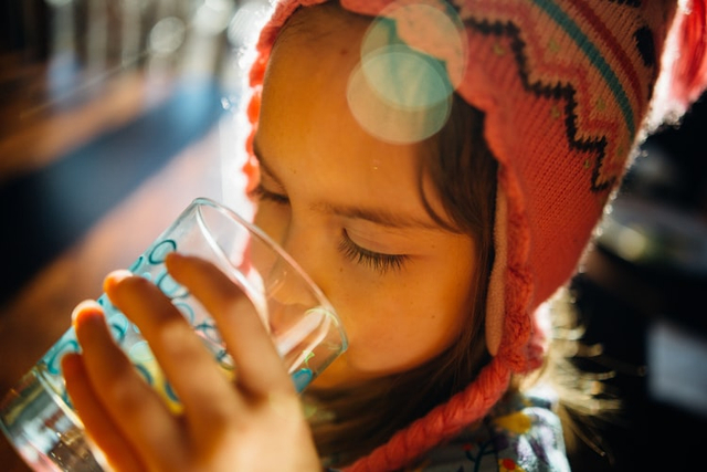 Minum, Ilustrasi Perkara yang Membatalkan Puasa. Sumber: Johnny McClung-Unsplash.com