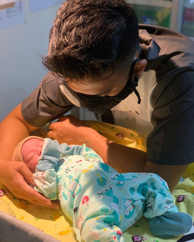 Rizki D'Academy bersama anak pertamanya. Foto: Instagram/@da2-rizki123