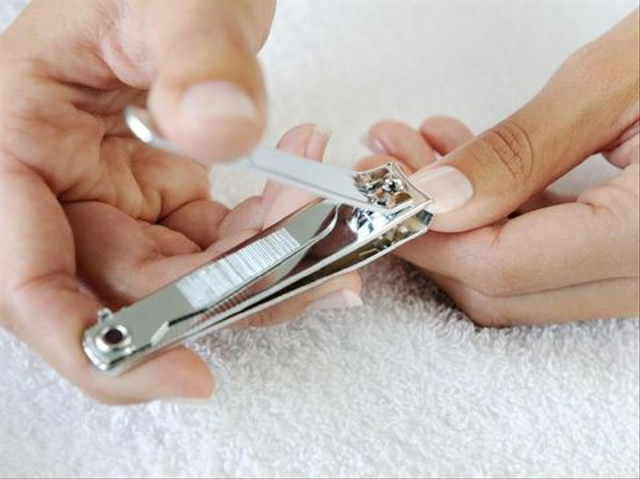 Ilustrasi memotong kuku saat puasa. Foto: iStock