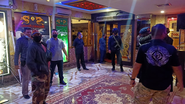 PERSONEL Polda Riau merazia Pub dan KTV Grand Dragon, Jalan Kuantan, Pekanbaru, Selasa malam (14/4/2021), di malam puasa Ramadhan .  