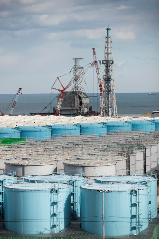 Tangki penyimpanan air olahan yang terkontaminasi nuklir terlihat di pembangkit listrik tenaga nuklir Fukushima Daiichi yang lumpuh akibat tsunami. Foto: Behrouz Mehri/AFP