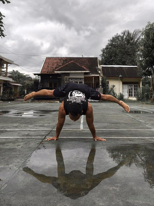 sumber foto: melalui chat pribadi Instagram Arda Handika. salah satu gerakan calisthenics yang dilakukan oleh Arda Handika (12/4).