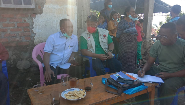 Ketua DPRD Kabupaten Flores Timur, Robert Kareta (baju putih) saat berada di posko pengungsian di Balai Desa Nele Lamawangi, Ile Boleng. Foto : Albert Aquinaldo