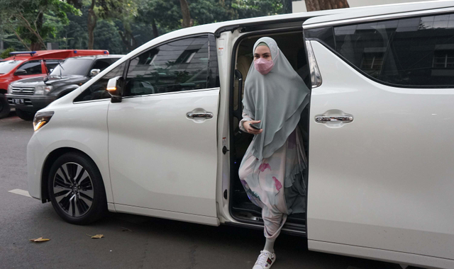Artis Kartika Putri saat hadir untuk mediasi di Polda Metro Jaya, Jakarta, Rabu, (14/4/2021). Foto: Ronny