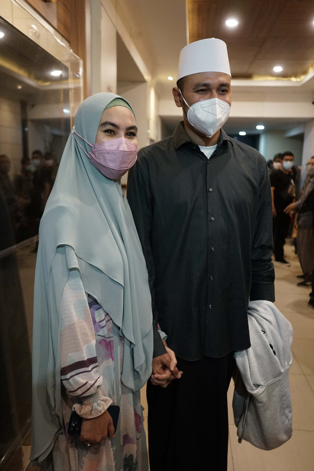 Artis Kartika Putri saat hadir untuk mediasi di Polda Metro Jaya, Jakarta, Rabu, (14/4/2021). Foto: Ronny