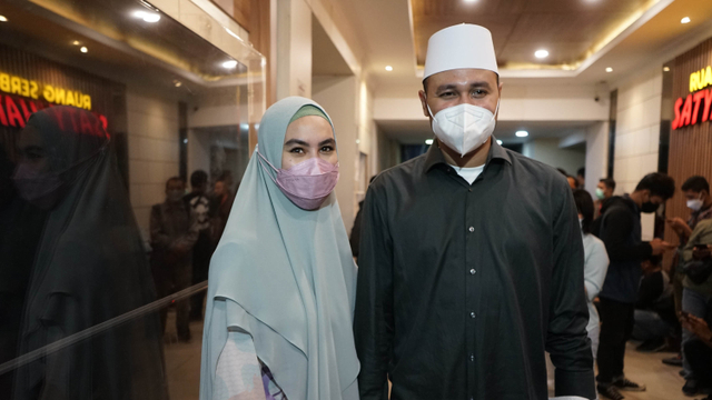 Artis Kartika Putri saat hadir untuk mediasi di Polda Metro Jaya, Jakarta, Rabu, (14/4/2021). Foto: Ronny