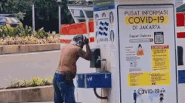 Seorang pria keramas di wastafel trotoar Jakarta. Foto: Instagram/@arizapatria