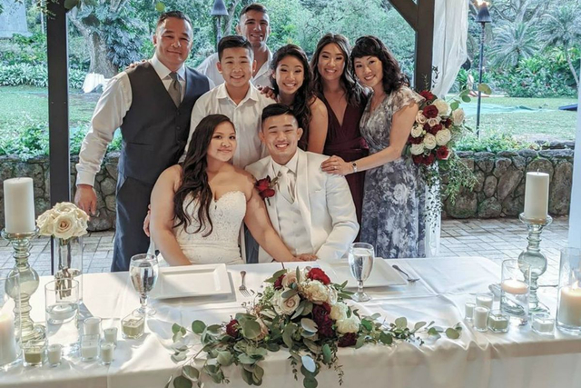 Christian Lee bersama Istri (depan) merayakan hari pernikahan dengan keluarga besar pada tahun 2020 silam. Photo: ONE Championship
