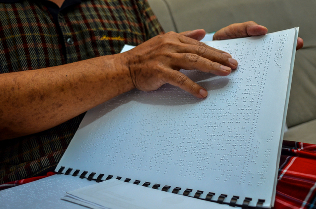 Seorang penyandang tunanetra membaca Al-Quran braille di Kampung Cintarasa, Kota Tasikmalaya, Jawa Barat, Rabu (14/4). Foto: Adeng Bustomi/ANTARA FOTO