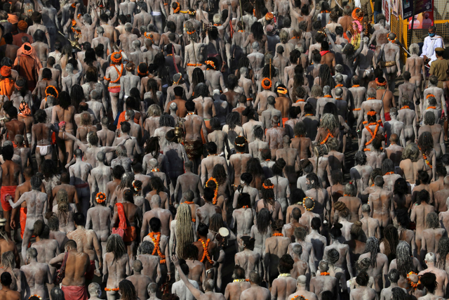 Sejumlah Sadhus (orang suci Hindu) berpartisipasi dalam prosesi festival Kumbh Mela di Haridwar, India. Foto: Anushree Fadnavis/REUTERS
