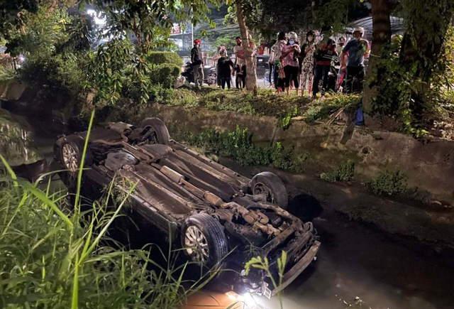 Sedan Mewah di Surabaya Tergelincir, Masuk Sungai dengan Posisi Terbalik