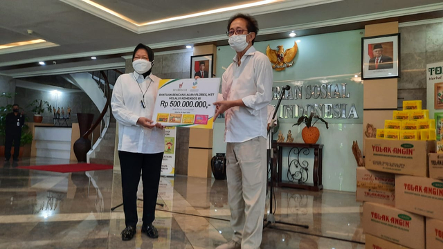 Direktur Sido Muncul, Irwan Hidayat, menyerahkan langsung bantuan Rp 500 juta untuk korban banjir NTT kepada Mensos, (14/4). Foto: dok. Sido Muncul