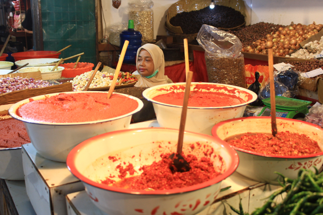 Pedagang di Pasar Raya Padang. Foto: MN Hendra/Langkan