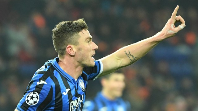 Sempat curhat alami perlakuan buruk, bek Atalanta, Robin Gosens akhirnya dapatkan jersi Cristiano Ronaldo. Foto: AFP/Sergei Supinsky