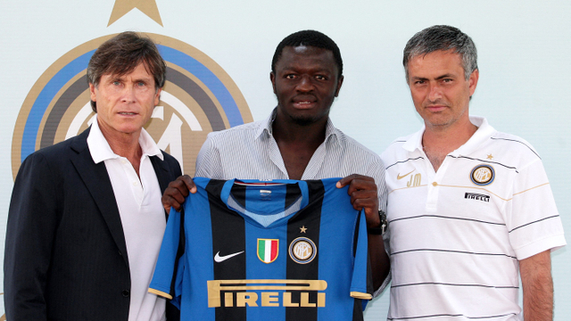 Sulley Ali Muntari (tengah) menunjukkan jersey Inter Milan di samping pelatih Inter Milan Jose Mourinho (kanan). Foto: Emilio Andreoli / AFP