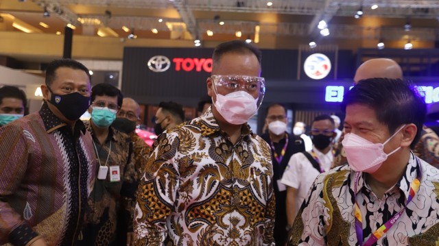 Menteri Perindustrian Agus Gumiwang Kartasasmita  dan ketua IMI Bambang Soesatyo di IIMS Hybrid 2021. Foto: Bangkit Jaya Putra/kumparan