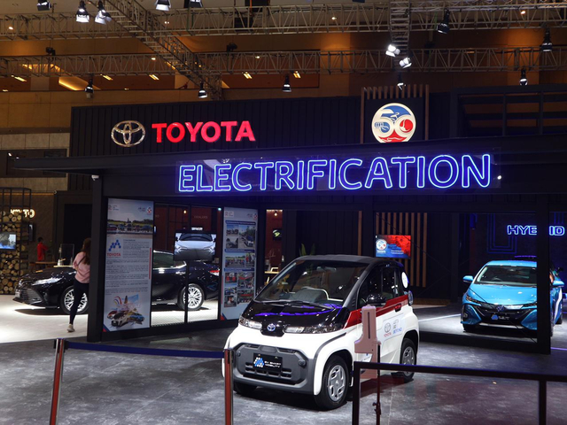 Booth Mobil Listrik Toyota di IIMS Hybrid 2021. Foto: Ghulam Muhammad Nayazri / kumparanOTO
