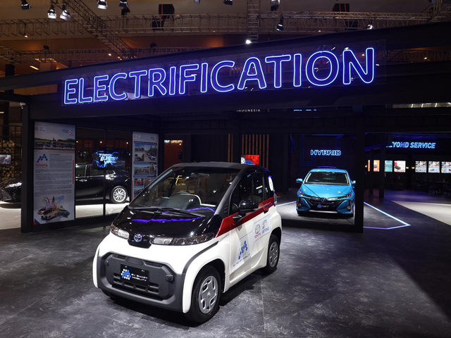 Booth Mobil Listrik Toyota di IIMS Hybrid 2021. Foto: Ghulam Muhammad Nayazri / kumparanOTO
