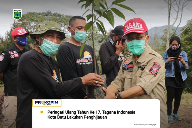 Wakil Wali Kota Batu Ir H Punjul Santoso menyerahkan bibit pohon kepada relawan JAGUAR untuk ditanam di kawasan glagah wangi Gunung Pusung Buntung