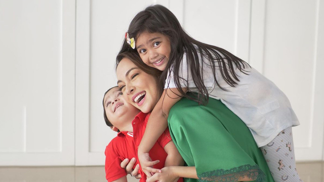 Reisa Broto Asmoro dan anak-anaknya. Foto: Instagram/@reisabrotoasmoro