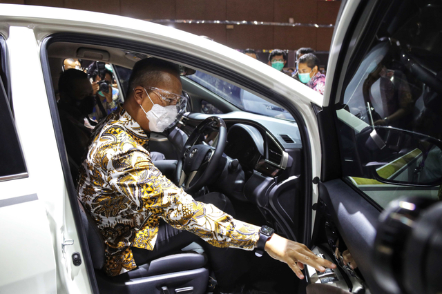 Menteri Perindustrian, Agus Gumiwang Kartasasmita bersama Ketua MPR RI Bambang Soesatyo di Pameran otomotif IIMS Hybrid 2021 di JIEXPO Kemayoran, Kamis (15/4). Foto: Aditia Noviansyah/kumparan/kumparan