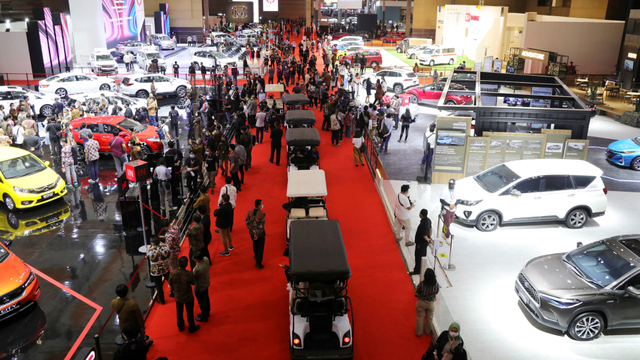 Suasana pameran otomotif IIMS Hybrid 2021 di JIEXPO Kemayoran, Jakarta, Kamis (15/4). Foto: Aditia Noviansyah/kumparan
