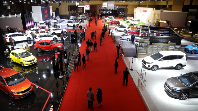 Suasana pameran otomotif IIMS Hybrid 2021 di JIEXPO Kemayoran, Jakarta, Kamis (15/4). Foto: Aditia Noviansyah/kumparan