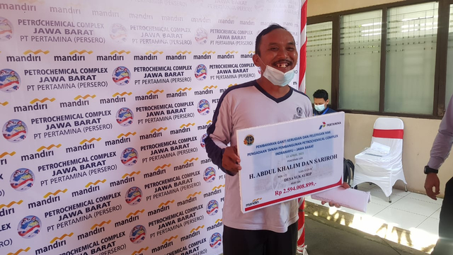 H. Abdul Khalim warga Desa Sukaurip, Kecamatan Balongan, Kabupaten Indramayu, Jawa Barat tersenyum lepas usai mendapatkan uang ganti rugi Proyek Petrochemical Complex Jabar di Kantor Kementerian Agraria dan Tata Ruang / Badan Pertanahan Nasional (ATR/BPN) Kabupaten Indramayu, Kamis (15/04/2021). (Tomi Indra)