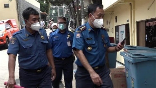 Kabid Pengendalian dan Operasional Dinas Pemadam Kebakaran dan Penyelamatan Kota Depok, Welman Naipospos (depan) diperiksa polisi terkait dugaan korupsi di Dinas Damkar Depok. Foto: Dok. Istimewa