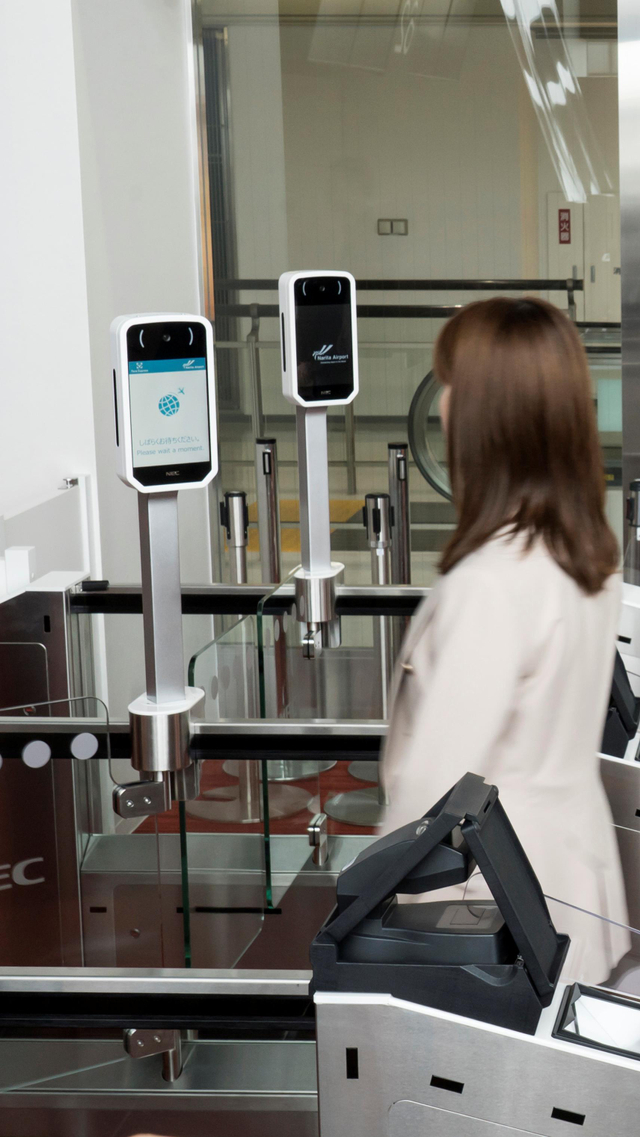 Penumpang menggunakan Face Express di Bandara Internasional Narita, Jepang. Foto: Tomohiro Ohsumi/Getty Images for NEC Corporation