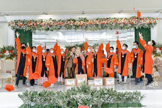 Viral sejumlah lulusan S1 Keperawatan STIKIM kondangan dengan menggunakan toga wisuda. Foto: Dok. Istimewa