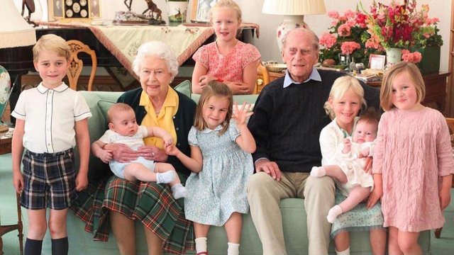 Pangeran Phiips dengan 7 cicitnya. dok. Instagram/@theroyalfamily