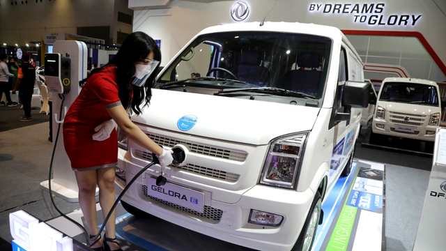 Seorang SPG memeragakan mengisi daya pada mobil DFSK listrik Gelora E di Pameran IIMS Hybrid 2021 di JIEXPO Kemayoran, Jakarta, Kamis (15/4). Foto: Aditia Noviansyah/kumparan