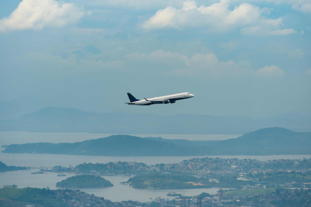Ilustrasi pesawat terbang di atas kepulauan. Foto: Shutter Stock