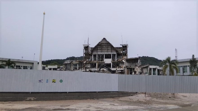 Reruntuhan kantor Gubernur Sulawesi Barat usai gempa 6,2 magnitudo. Foto: Adi Pallawalino/SulbarKini 