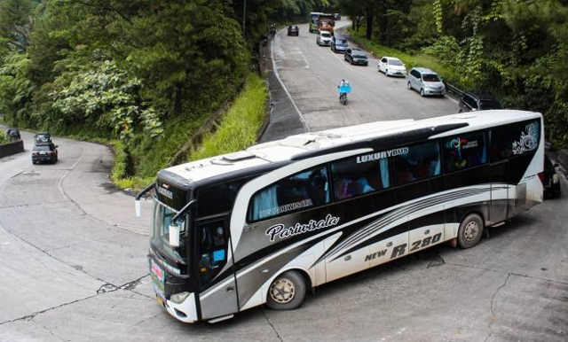 Kondisi jalan di Sitinjau Lauik Padang.  Foto: instagram/iqbaldevandra