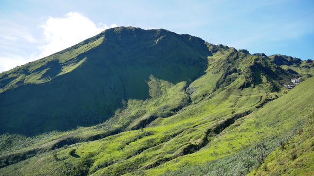 Lembah lembahan dan puncak Syarif dengan padang sabananya terlihat dari puncak Watu Gubug. Foto: Harley Sastha