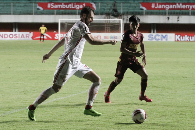 Pemain Persija Jakarta Marco Motta berusaha melewati pemain PSM Makassar pada pertandingan leg pertama semifinal Piala Menpora 2021 di Stadion Maguwoharjo, Sleman, DI Yogyakarta, Kamis (15/4).  Foto: Hendra Nurdiyansyah/ANTARA FOTO
