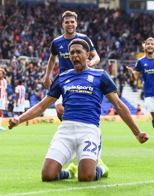  Jude Bellingham (depan) merayakan gol untuk Birmingham City ke gawang Stoke City. Foto: Getty Images/Nathan Stirk