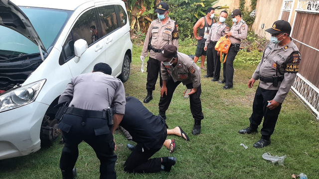 Korban saat dievakuasi dari bawah mobil - IST