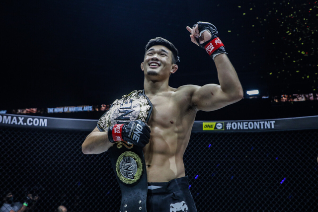 Christian "The Warrior" Lee berpose dengan sabuk Juara Dunia ONE Lightweight usai mengalahkan Timofey Nastyukhin dalam ajang ONE on TNT II pada Kamis (15/4). Photo: ONE Championship