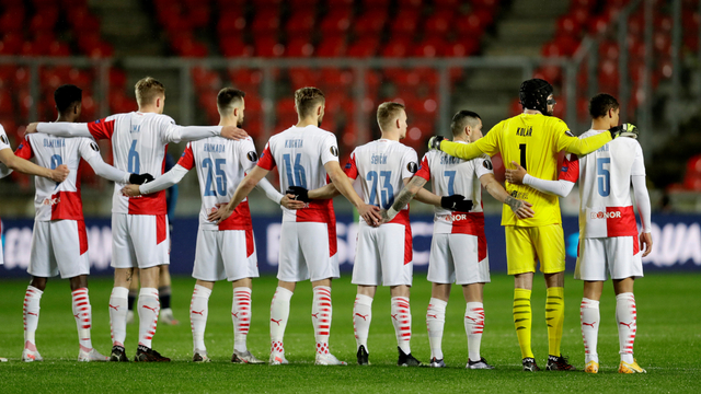 Pemain Slavia Praha berbaris sebelum pertandingan di Stadion Sinobo, Praha, Republik Ceko, Kamis (15/4). Foto: David W Cerny/REUTERS