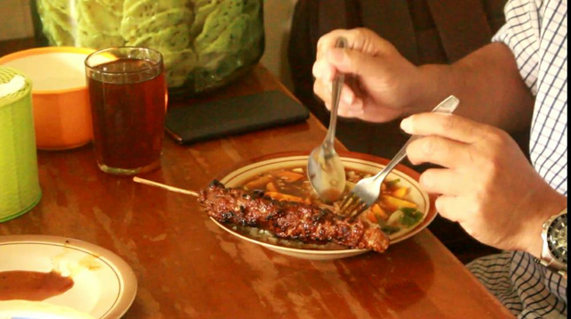 Sate Gebug 1920 dengan pelengkap. Foto: Istimewa